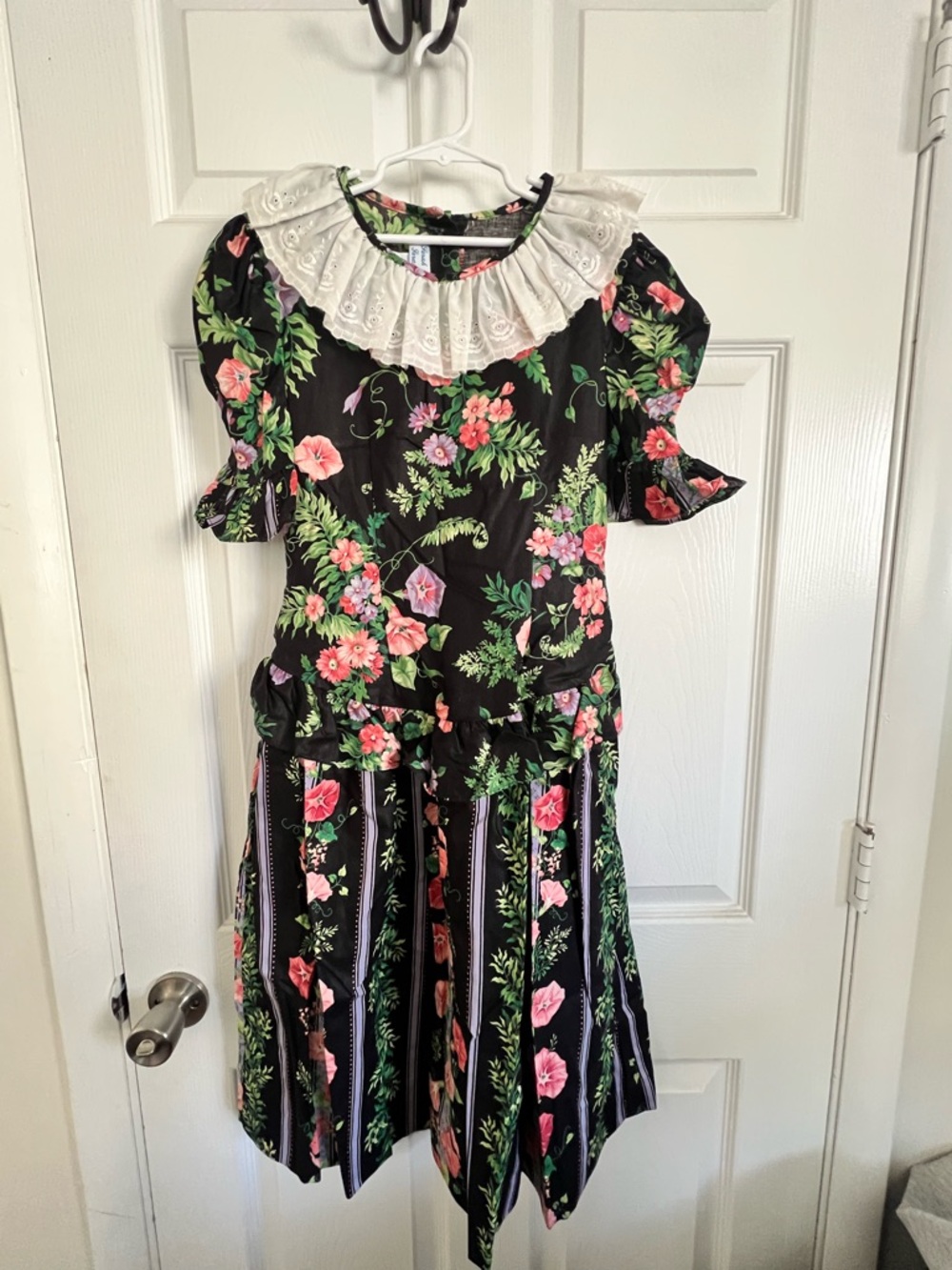 Girls Black Floral Dress with White Eyelet Collar (Vintage Sarah Kent) - Picture 5 of 9